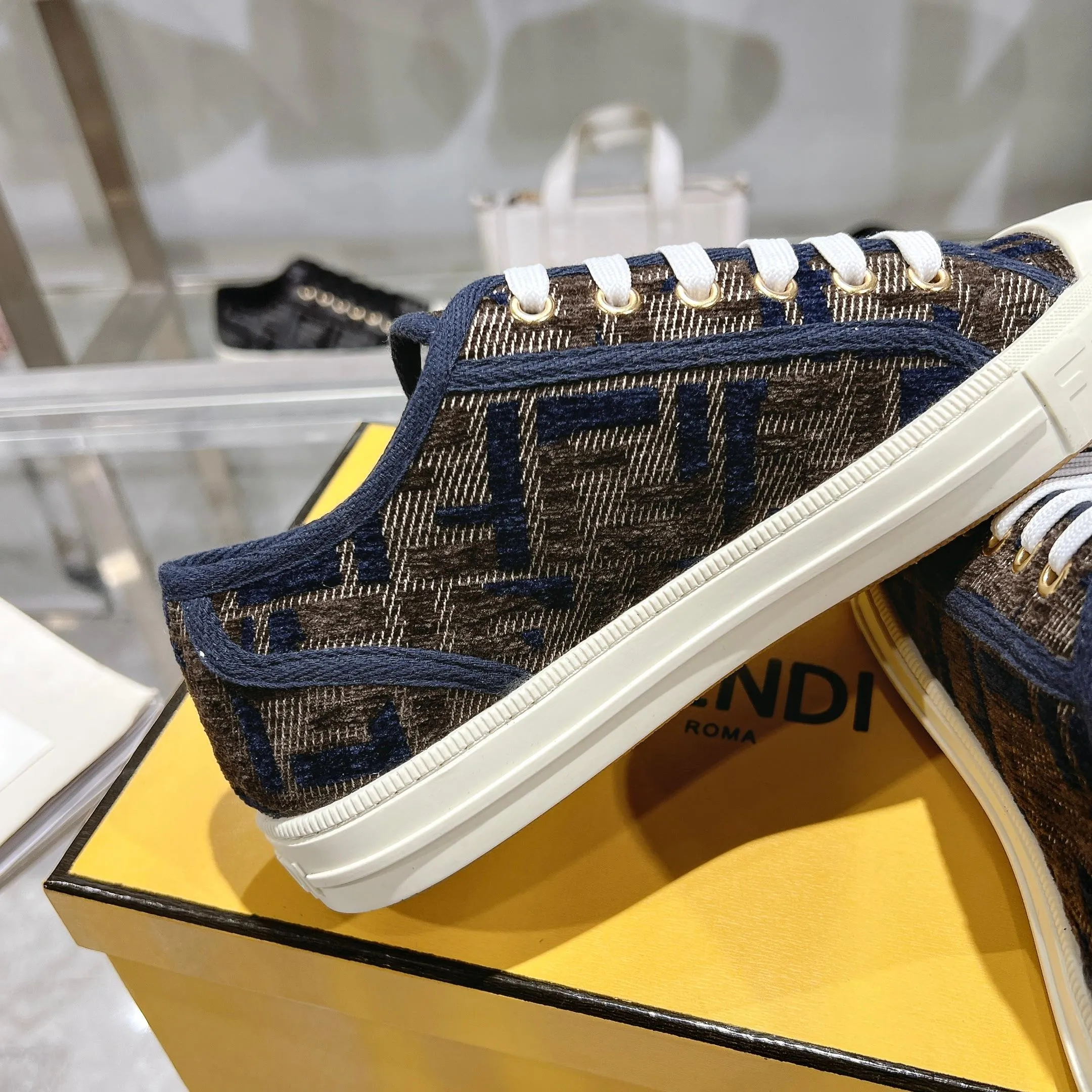 Couple style 💰460❤️Fendi Fendi's latest couple canvas shoes ❑ Fabric: Original customized imported jacquard canvas material ❑ Inner lining: Imported canvas material ❑ Sole: Original molded non-slip TPU outsole ❑ Bottom thickness: 2.5cm ❑ Size: Women's 35-40/Men's 39-45